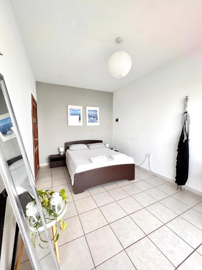 F8 1 Seaview Room, Living And Bathroom Shared , Stjulians Saint Julian's Екстериор снимка
