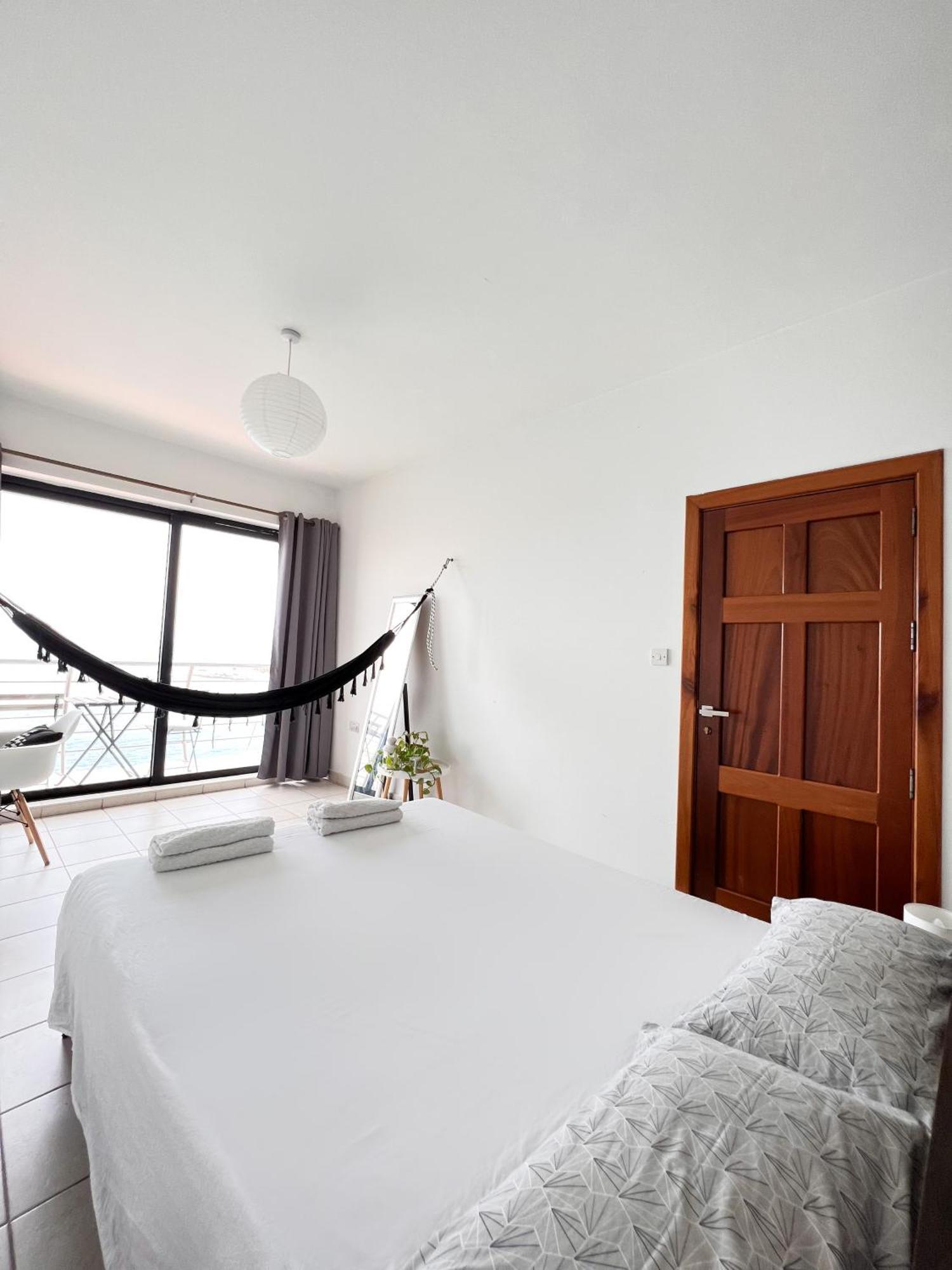 F8 1 Seaview Room, Living And Bathroom Shared , Stjulians Saint Julian's Екстериор снимка
