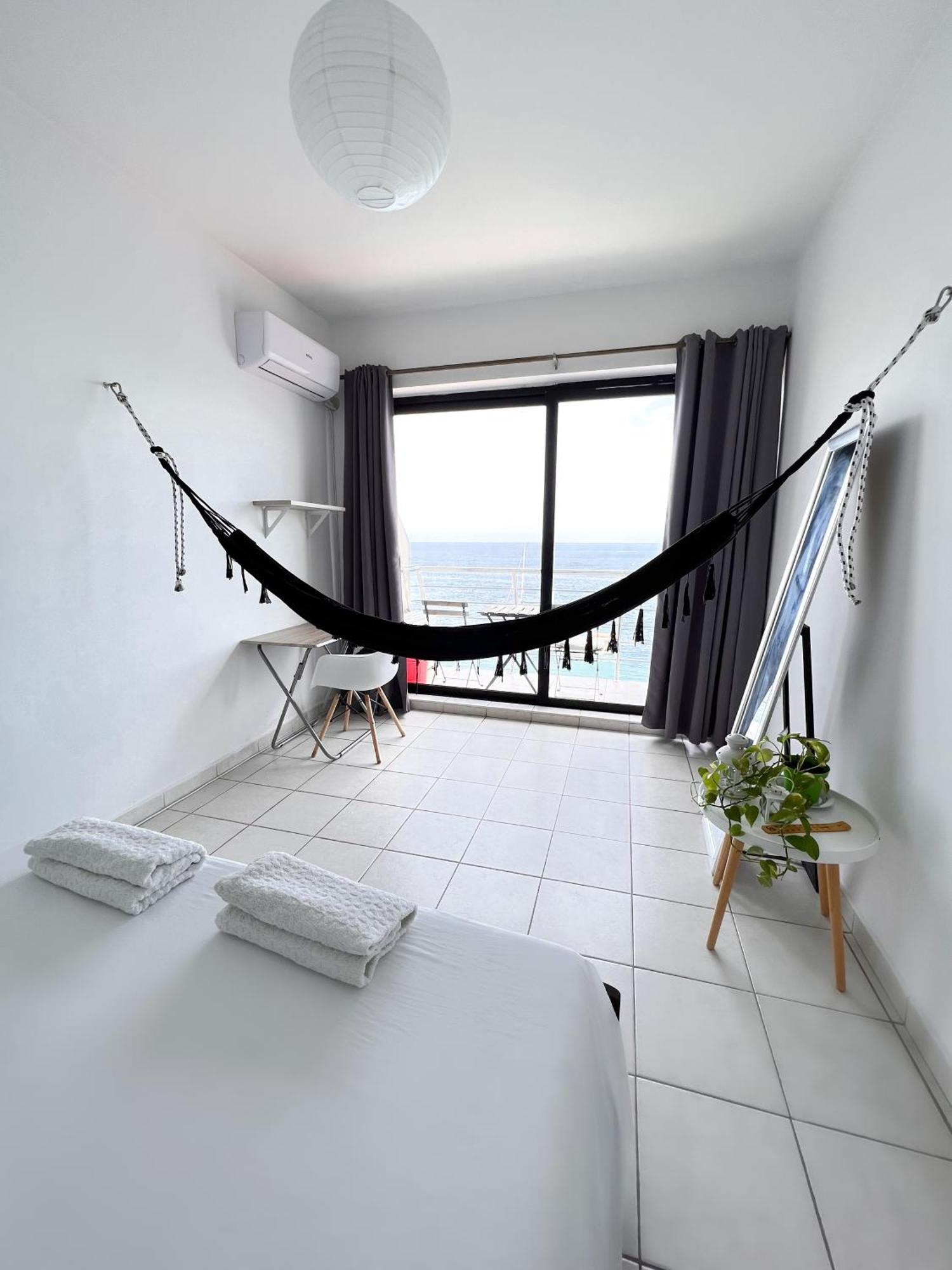 F8 1 Seaview Room, Living And Bathroom Shared , Stjulians Saint Julian's Екстериор снимка